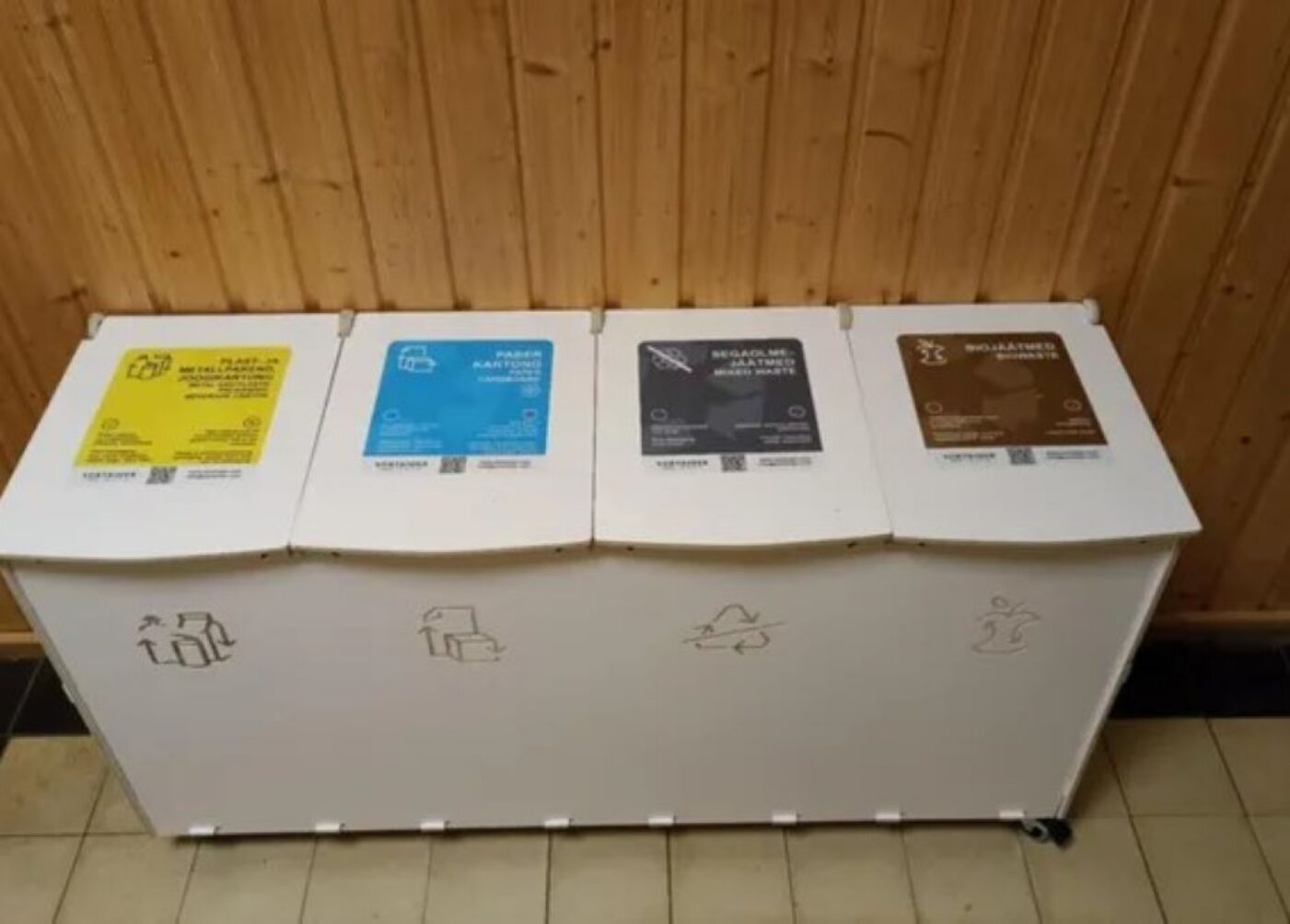 sorteerimisjaamad ja jäätmete sorteerimise jaamad haridusasutustes, mis aitavad töötajatel ja õpilastel vähendada prügilasse ladestatavate jäätmete kogust.