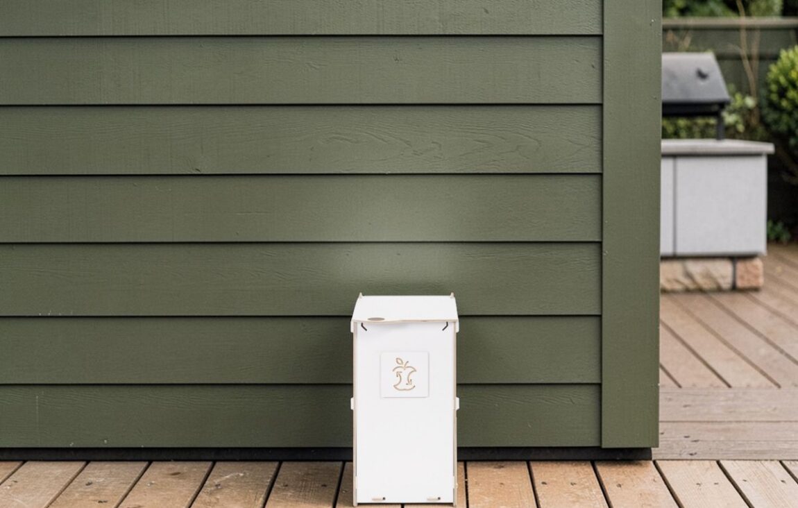 Backyard Waste Bin for Waste Collection in backyards, courtyards and other outdoor living spaces.