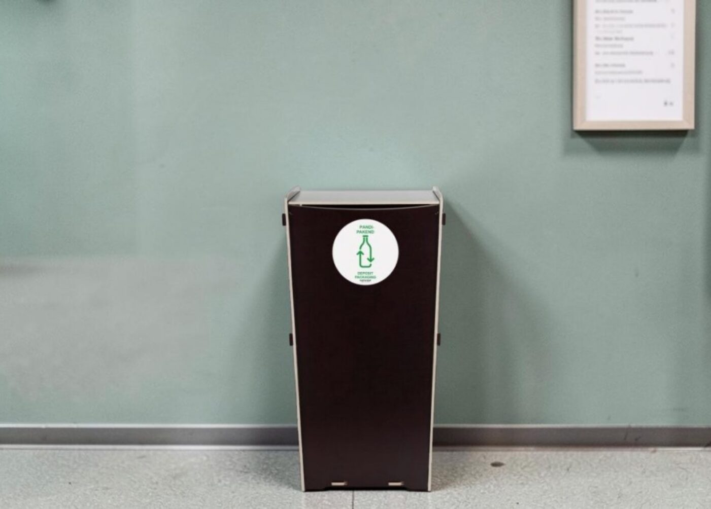 Corridor Waste Bin for Waste Collection in office corridors, public hallways and other shared indoor spaces.