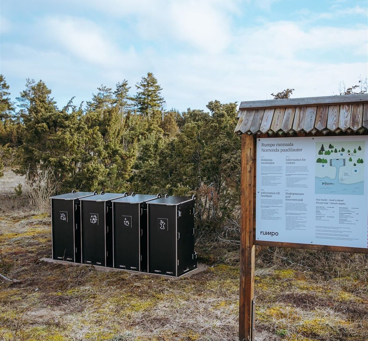Udendørs affaldsspande af krydsfiner i et naturparkområde