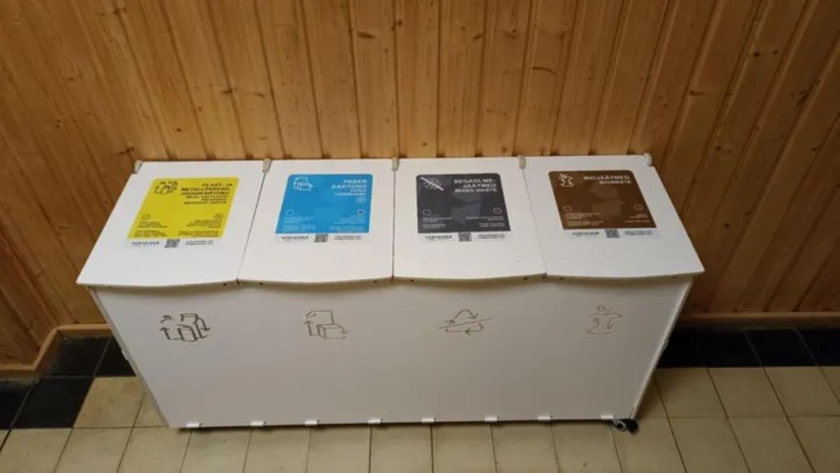 Kosze do segregacji odpadów we wnętrzach szkół – Gmina Kadrina