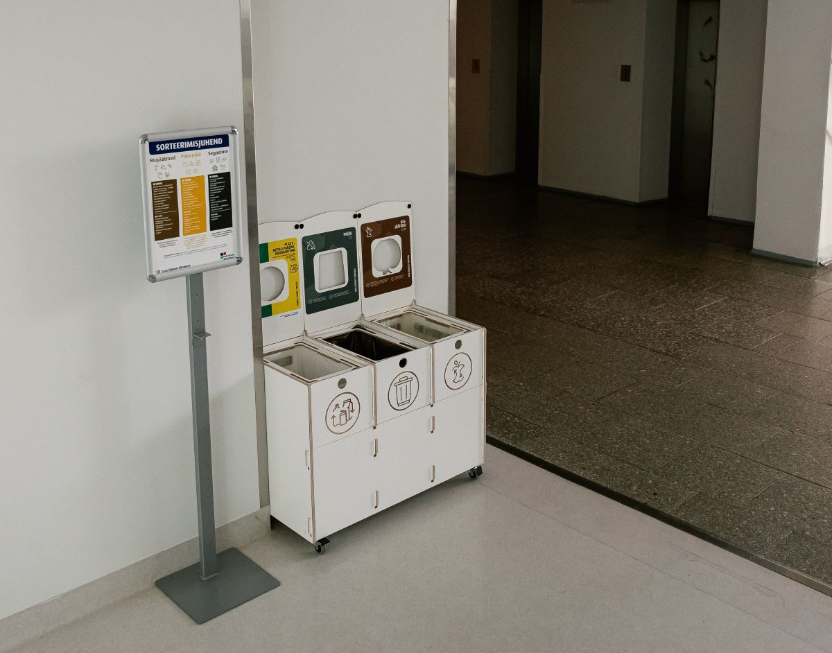 Mülltrennung in der Schule mit klarer Beschriftung – Viimsi-Schule