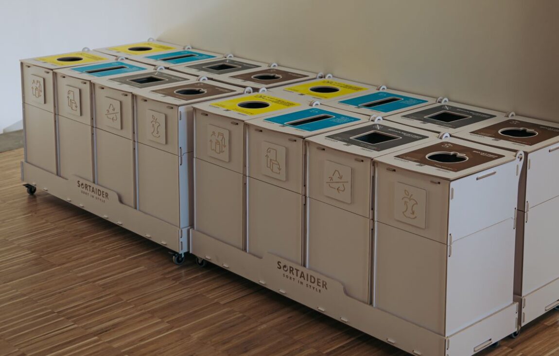 Poubelles de tri sélectif sur le lieu de travail – Écoles