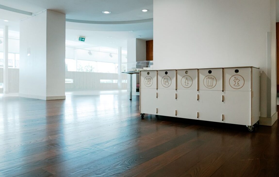 Raccolta differenziata nel corridoio dell’ufficio – Comune di Türi