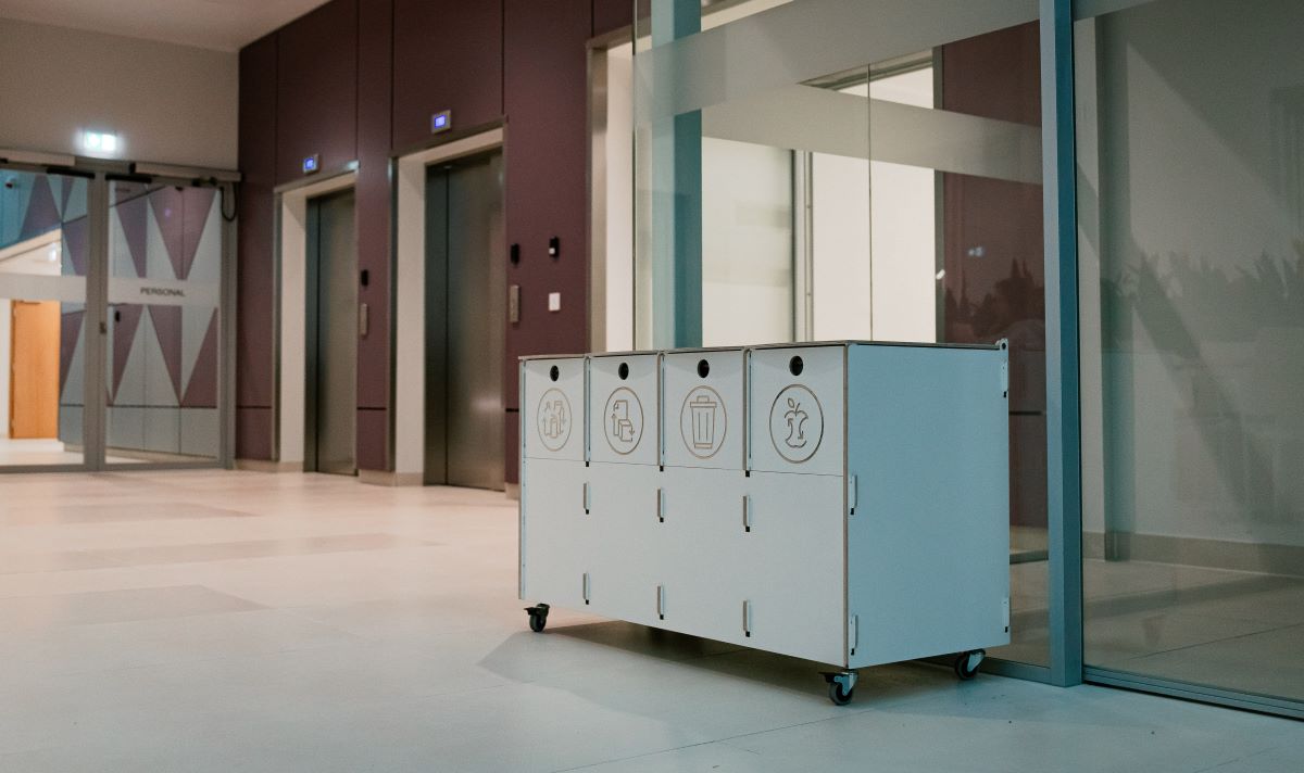 Segregacja odpadów przy wejściu do biura – Fundusz ubezpieczeniowy BTA